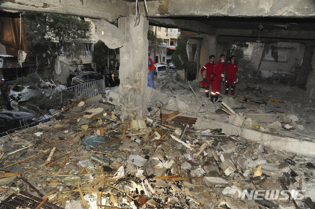 [ 다마스쿠스= AP/뉴시스] 이스라엘의 미사일 공격으로 파괴된 시리아수도 다마스쿠스의 아파트에서 시리아 경찰의 수사관들이 피해 정도를 조사하고 있다.   