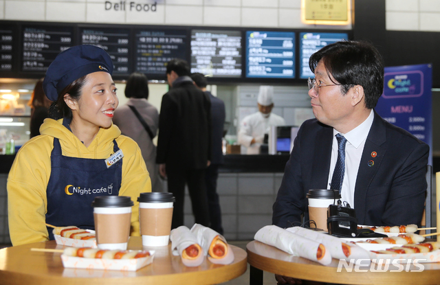 【서울=뉴시스】전신 기자 = 성윤모 산업통상자원부 장관은 지난달 12일 서울 만남의 광장 휴게소를 방문해 샌드박스 추진성과 점검, 승인기업 애로사항을 청취했다. (사진=산업통상자원부 제공) 2019.11.12. photo@newsis.com