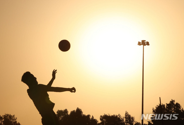【아부다비(아랍에미리트)=뉴시스】김진아 기자 = 축구 국가대표팀 선수들이 12일(현지시각) 아부다비 크리켓 스타디움에서 2022 카타르 월드컵 아시아지역 2차전 예선 레바논과의 원정 경기를 앞두고 훈련을 하고 있다. 2019.11.12.&nbsp; bluesoda@newsis.com