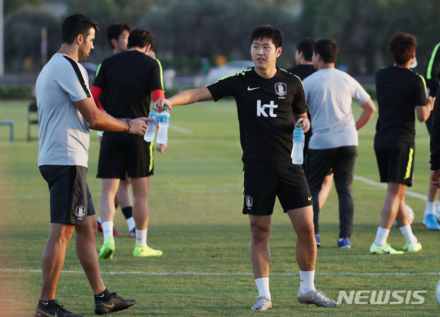 【아부다비(아랍에미리트)=뉴시스】김진아 기자 = 축구 국가대표팀 이강인이 12일(현지시각) 아부다비 크리켓 스타디움에서 2022 카타르 월드컵 아시아지역 2차전 예선 레바논과의 원정 경기를 앞두고 훈련을 하던 중 물을 나눠주고 있다. 2019.11.12.&nbsp; bluesoda@newsis.com