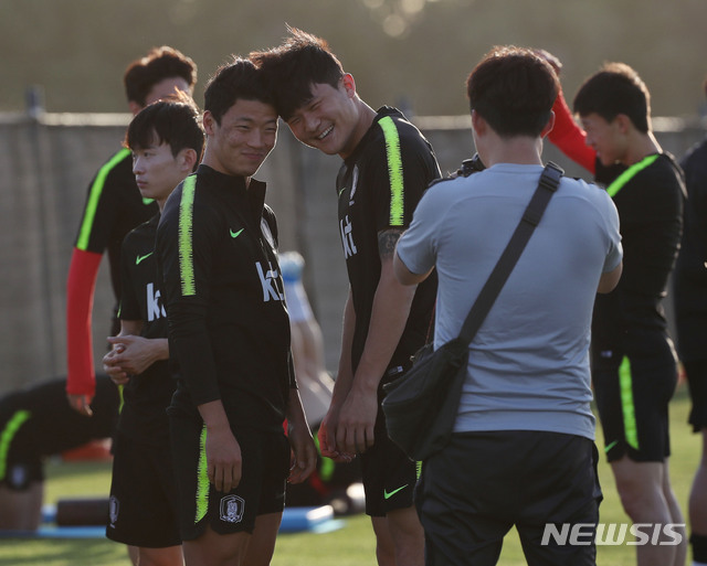 【아부다비(아랍에미리트)=뉴시스】김진아 기자 = 축구 국가대표팀 황희찬-김민재가 12일(현지시각) 아부다비 크리켓 스타디움에서 2022 카타르 월드컵 아시아지역 2차전 예선 레바논과의 원정 경기를 앞두고 훈련 전 장난을 치고 있다. 2019.11.12. bluesoda@newsis.com