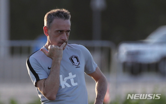 【아부다비(아랍에미리트)=뉴시스】김진아 기자 = 축구 국가대표팀 파울루 벤투 감독이 12일(현지시각) 아부다비 크리켓 스타디움에서 2022 카타르 월드컵 아시아지역 2차전 예선 레바논과의 원정 경기를 앞두고 훈련을 지켜보고 있다. 2019.11.12. bluesoda@newsis.com