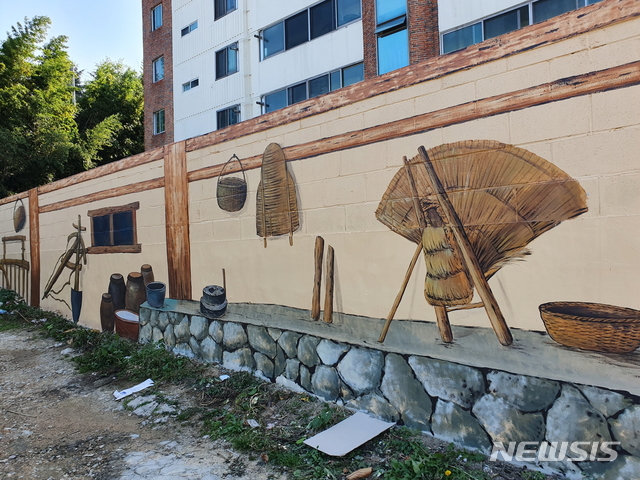 지좌동 마장 담벼락에 역사 그림꽃 폈다 (사진=김천시 제공)