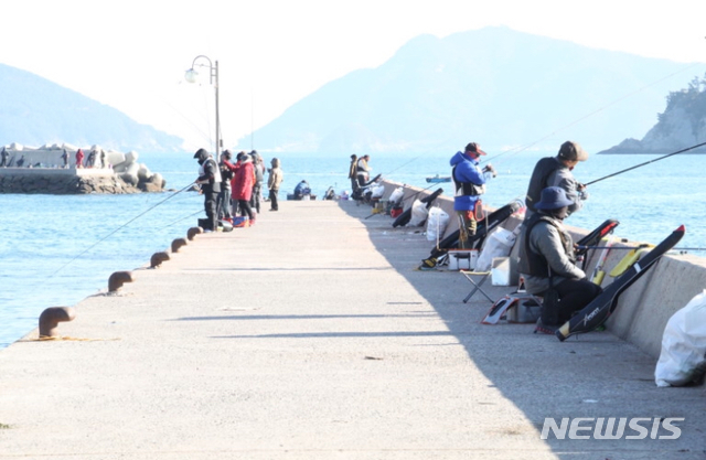 【통영=뉴시스】경남 통영해양경찰서는 13일, 남해동부전해상에 내려진 풍랑주의보와 오는 15일까지 계속되는 대조기(바닷물 수위 최고조) 등 자연재난에 대비하기 위해 위험예보제 '관심' 단계를 발령했다.(사진=통영해경 제공), 2019.11.13.  photo@newsis.com