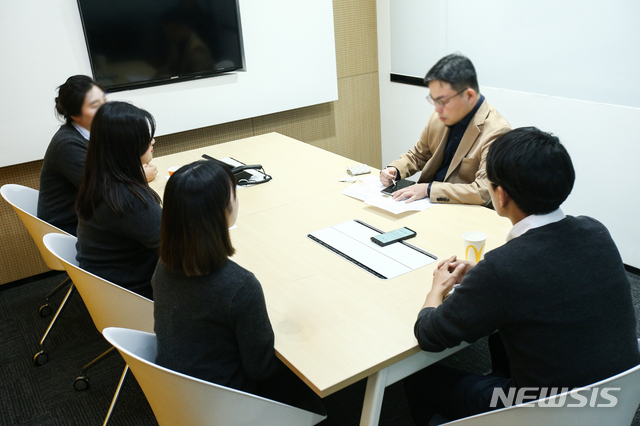 【서울=뉴시스】11일 오전 한국맥도날드 본사에서 진행한 직원 인터뷰 모습