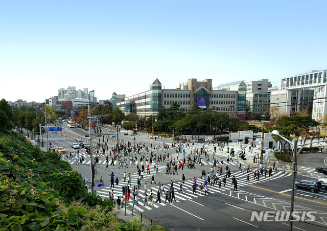 【서울=뉴시스】연세대 삼거리 대각선 횡단보도. 2019.11.13. (사진=서울시 제공)