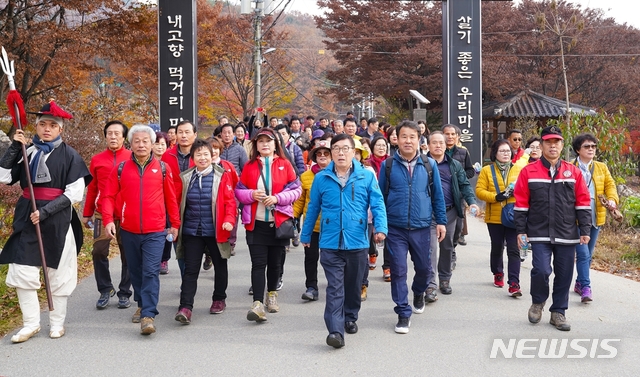  신동헌 시장과 함께 한양삼십리누리길을 걷고 있는 경기광주시 주민자치위원들. (사진제공=경기광주시)