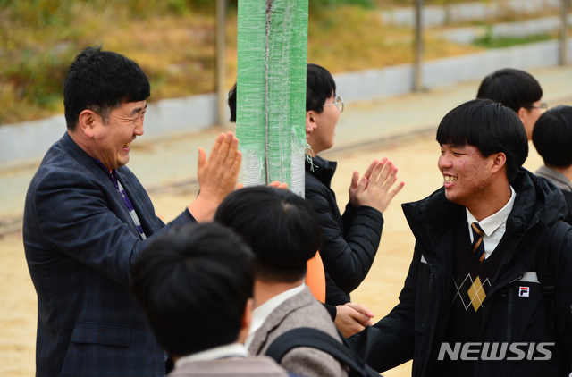 【청주=뉴시스】인진연 기자 = 충북대학교사범대학 부설고등학교(충대부고) 재학생과 교사들이 수능시험을 하루 앞둔 13일, 교내에서 출정식을 열고 응원내용이 담겨있는 손팻말과 현수막으로 수능 고득점을 응원하고 있다. 2019.11.13. inphoto@newsis.com