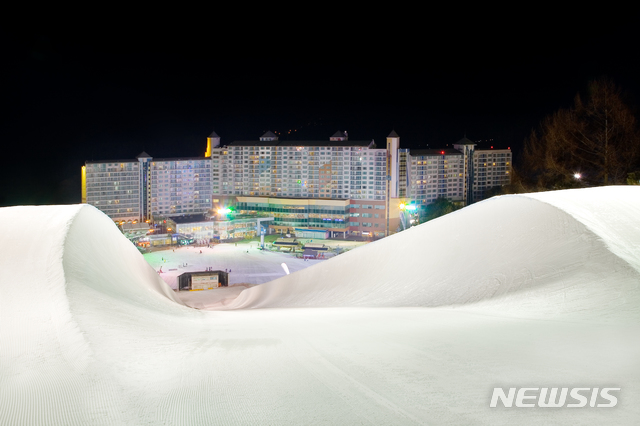 【횡성=뉴시스】권순명 기자 = 강원 횡성 '웰리힐리파크(WELLI HILLI PARk·옛 성우리조트)' 스키장이 23일 개장한다. 2019.11.13.(사진=웰리힐리파크 제공)gsm@newsis.com