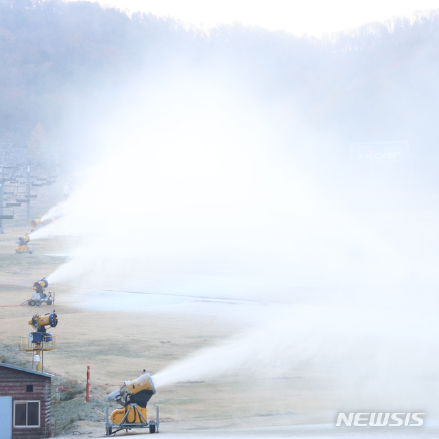 【횡성=뉴시스】권순명 기자 = 강원 횡성 '웰리힐리파크(WELLI HILLI PARk·옛 성우리조트)' 스키장이 23일 개장을 위해 제설 작업을 하고 있다.2019.11.13.(사진=웰리힐리파크 제공)gsm@newsis.com