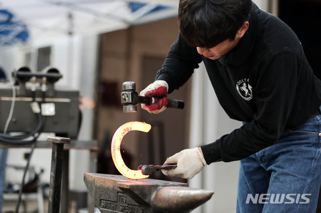 【서울=뉴시스】한 장제사가 말의 편자를 만들고 있다. (제공=한국마사회) 2019.11.13
