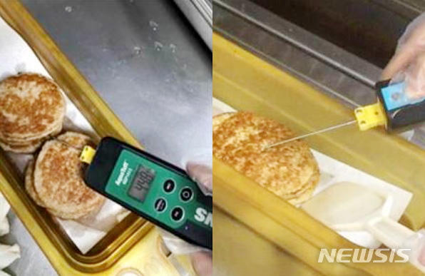 【서울=뉴시스】왼쪽은 한 '맥도날드 전직 점장'이 시민단체 등에 제보한 '언더쿡'. 오른쪽은 맥도날드가 정상적인 패티 온도 측정 모습. 측정 지점이 패티 가장자리(왼쪽)와 중심부로 서로 다르다.