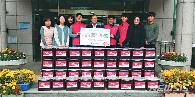 【울산=뉴시스】조현철 기자 = 13일 롯데삼동복지재단·롯데케미칼 관계자들 울산보훈지청(지청장 황후연)을 방문해 취약계층 보훈가족에게 전달할 사랑의 김장김치 50박스(12㎏)를 전달하고 있다. 2019.11.13. (사진=울산보훈지청 제공) photo@newsis.com 