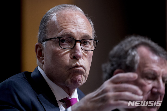 【뉴욕=AP/뉴시스】래리 커들로 백악관 국가경제위원회(NEC) 위원장이 지난해 11월12일(현지시간) 뉴욕에서 열린 '뉴욕 경제클럽' 행사에서 도널드 트럼프 대통령의 연설을 기다리고 있다. 2020.03.22.