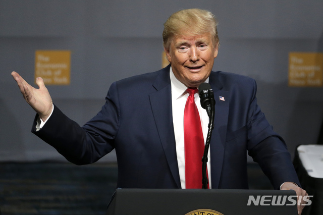 【뉴욕=AP/뉴시스】도널드 트럼프 미국 대통령이 12일(현지시간) 뉴욕에서 열린 뉴욕경제클럽 행사에 참석해 연설하고 있다. 트럼프 대통령은 미·중이 조만간 1단계 무역 합의를 할 수도 있지만 결렬되면 중국에 상당한 관세를 부과할 수도 있음을 시사했다. 그는 이날 연설에서 "우리는 중국과의 중대한 1단계 무역 협정을 앞두고 있다"라며 "그것이 미국과 우리 노동자, 기업들에 좋아야만 합의안을 받아들일 것"이라고 강조했다. 2019.11.13.