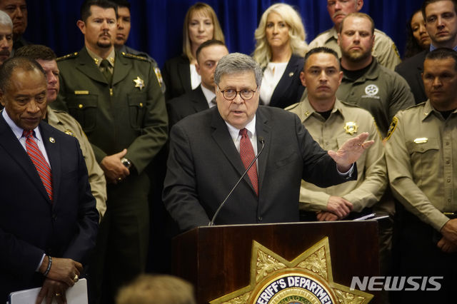 [앨버커키( 뉴 멕시코)= AP/뉴시스] 미국에서 가장 강력범죄 발생률이 높은 7개 도시에 대해 대대적인 단속작전을 발표한 윌리엄 바 법무장관이 11월 12일 뉴멕시코주의 앨버커키에서 수배범 330명에 대한 체포를 발표하고 있다.&nbsp; 