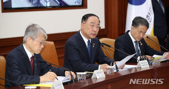 【서울=뉴시스】김선웅 기자 = 홍남기 경제부총리 겸 기획재정부 장관이 13일 오전 서울 종로구 정부서울청사에서 열린 경제활력대책회의에서 모두발언을 하고 있다. 2019.11.13.&nbsp; mangusta@newsis.com
