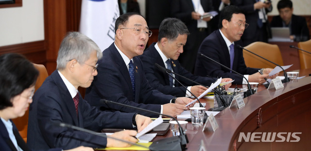 【서울=뉴시스】김선웅 기자 = 홍남기 경제부총리 겸 기획재정부 장관이 13일 오전 서울 종로구 정부서울청사에서 열린 경제활력대책회의에서 모두발언을 하고 있다. 2019.11.13. mangusta@newsis.com