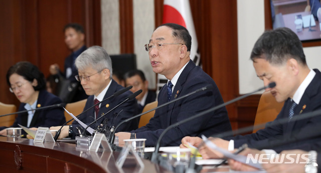 【서울=뉴시스】김선웅 기자 = 홍남기 경제부총리 겸 기획재정부 장관이 13일 오전 서울 종로구 정부서울청사에서 열린 경제활력대책회의에서 모두발언을 하고 있다. 2019.11.13.&nbsp; mangusta@newsis.com