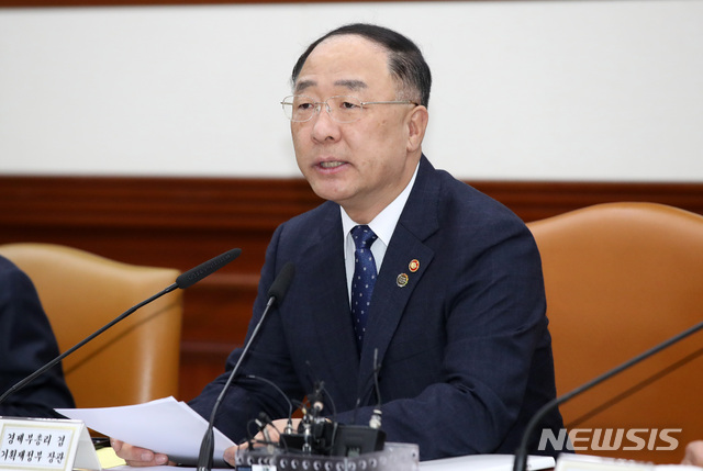 【서울=뉴시스】김선웅 기자 = 홍남기 경제부총리 겸 기획재정부 장관이 13일 오전 서울 종로구 정부서울청사에서 열린 경제활력대책회의에서 모두발언을 하고 있다. 2019.11.13. mangusta@newsis.com