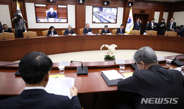 【서울=뉴시스】김선웅 기자 = 홍남기 경제부총리 겸 기획재정부 장관이 13일 오전 서울 종로구 정부서울청사에서 열린 경제활력대책회의에서 모두발언을 하고 있다. 2019.11.13. mangusta@newsis.com