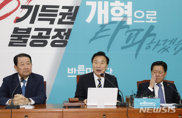 【서울=뉴시스】고승민 기자 = 손학규 바른미래당 대표가 13일 서울 여의도 국회에서 열린 당 최고위원, 중진의원 연석회의에서 모두발언하고 있다. 2019.11.13. kkssmm99@newsis.com