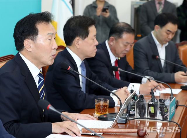 【서울=뉴시스】고승민 기자 = 손학규 바른미래당 대표가 13일 서울 여의도 국회에서 열린 당 최고위원, 중진의원 연석회의에서 모두발언하고 있다. 2019.11.13.kkssmm99@newsis.com