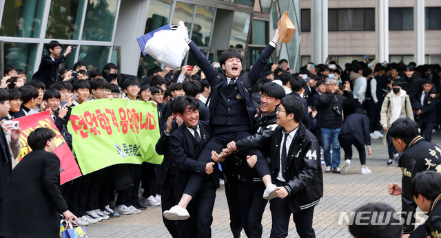 【서울=뉴시스】홍효식 기자 = 2020학년도 대학수학능력시험을 하루 앞둔 13일 오전 서울 강남구 중동고등학교에서 수능예비소집에 나서는 수험생들이 1, 2학년 후배들의 응원을 받으며 나서고 있다. 2019.11.13. yesphoto@newsis.com