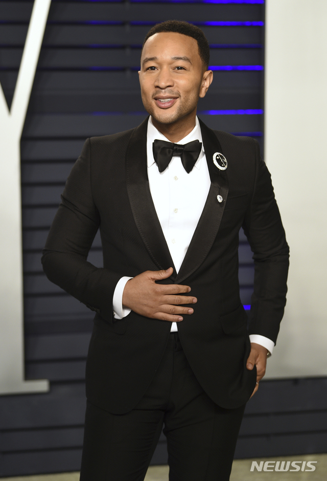 【로스앤젤레스=AP/뉴시스】 미국 연예 전문 매체 '피플’은 12일(현지시간) 감미로운 목소리로 유명한 미국 R&B 가수 존 레전드를 올해 ‘가장 섹시한 남자’로 선정했다고 밝혔다. 2월24일 미국 캘리포니아주 베버리힐즈에서 열린 베니티 페어 오스카 파티에 참석한 레전드. 2019.11.14.