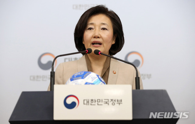 【서울=뉴시스】김선웅 기자 = 박영선 중소벤처기업부 장관이 13일 오전 서울 종로구 정부서울청사 별관 브리핑룸에서 작은기업 현장공감 규제애로 개선방안을 발표하고 있다. 2019.11.13. mangusta@newsis.com