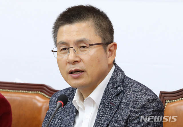 【서울=뉴시스】김명원 기자 = 황교안 자유한국당 대표가 13일 오전 서울 여의도 국회 자유한국당 회의실에서 열린 홍보위원회 임명장 수여식에 참석해 인사말을 하고 있다. 2019.11.13.&nbsp; kmx1105@newsis.com