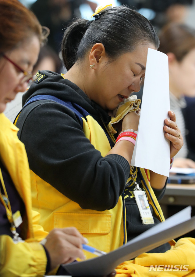 【서울=뉴시스】박주성 기자 = 세월호참사 유가족들이 13일 오전 서울 중구 포스트타워 가습기살균제사건과 4·16 세월호 참사 특별조사위원회에서 열린 세월호 참사 당일 구조수색 적정성 및 산업은행의 불법대출 혐의에 대한 수사요청 브리핑에 참석해 묵념을 하고 있다. 2019.11.13.&nbsp; park7691@newsis.com