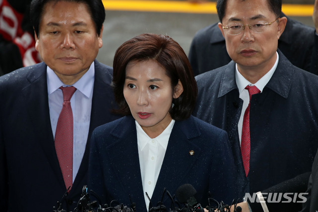 【서울=뉴시스】 고범준 기자 = 나경원 자유한국당 원내대표가 13일 오후 국회 패스트트랙(신속처리안건) 충돌 사건과 관련 조사를 받기 위해 서울 양천구 서울남부지방검찰청으로 출석, 취재진 질문에 답변하고 있다. 2019.11.13.&nbsp; bjko@newsis.com
