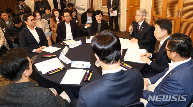 【서울=뉴시스】이영환 기자 = 최기영 과학기술정보통신부 장관이 13일 오후 서울 영등포구 여의도 켄싱턴호텔 그리니치홀에서 인터넷기업 대표들과 현장소통 간담회를 하고 있다. 2019.11.13. 20hwan@newsis.com