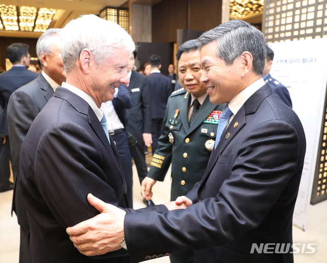 【서울=뉴시스】 전진환 기자 = 정경두 국방부장관이 월터 샤프 주한미군전우회 회장과 13일 오후 제1회 역대 연합사령관-부사령관 포럼이 열린 서울 중구 밀레니엄힐트 서울 호텔 그랜드볼룸에서 대화하고 있다. 2019.11.13.&nbsp;&nbsp;&nbsp; amin2@newsis.com