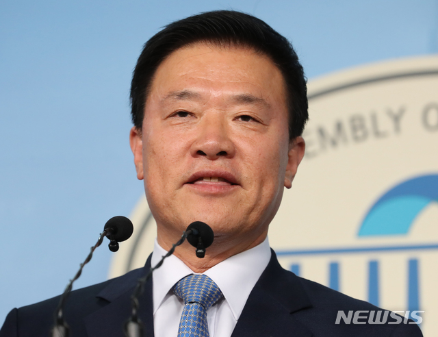 【서울=뉴시스】김명원 기자 = 김학민 순천향대 행정학과 교수가 13일 오후 서울 여의도 국회 정론관에서 더불어민주당 입당후 포부를 이야기 하고 있다. 2019.11.13. kmx1105@newsis.com