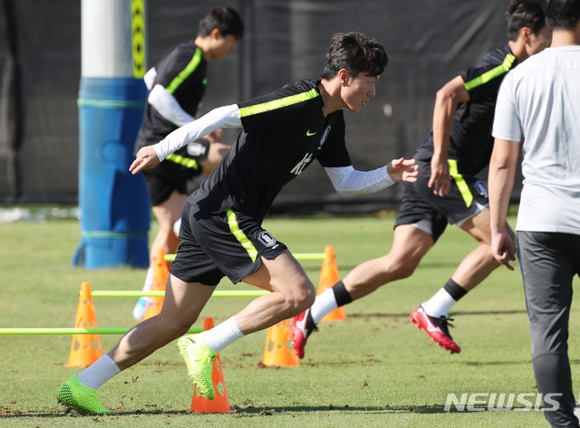 【아부다비(아랍에미리트)=뉴시스】김진아 기자 = 축구 국가대표팀 황의조를 비롯한 선수들이 13일(현지시각) 아부다비 크리켓 스타디움에서 2022 카타르 월드컵 아시아지역 2차전 예선 레바논과의 원정 경기를 앞두고 훈련을 하고 있다. 2019.11.13.   bluesoda@newsis.com