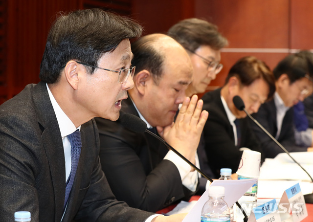 【서울=뉴시스】이영환 기자 = 류영재 서스틴베스트 대표가 13일 오후 서울 영등포구 금융투자협회 불스홀에서 열린 '국민연금 책임투자 활성화 방안(안) 및 경영참여 목적 주주권행사 가이드라인(안) 공청회'에 참석해 발언을 하고 있다. 2019.11.13. 20hwan@newsis.com