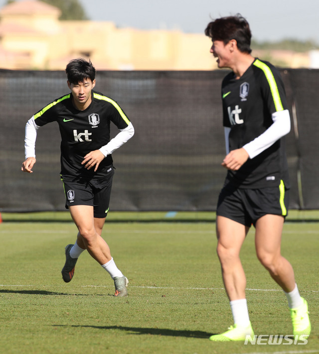 【아부다비(아랍에미리트)=뉴시스】김진아 기자 = 축구 국가대표팀 손흥민, 황의조를 비롯한 선수들이 13일(현지시각) 아부다비 크리켓 스타디움에서 2022 카타르 월드컵 아시아지역 2차전 예선 레바논과의 원정 경기를 앞두고 훈련을 하고 있다. 2019.11.13.&nbsp; bluesoda@newsis.com