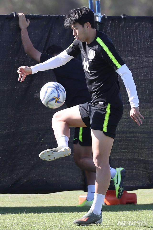 【아부다비(아랍에미리트)=뉴시스】김진아 기자 = 축구 국가대표팀 손흥민을 비롯한 선수들이 13일(현지시각) 아부다비 크리켓 스타디움에서 2022 카타르 월드컵 아시아지역 2차전 예선 레바논과의 원정 경기를 앞두고 훈련을 하고 있다. 2019.11.13. bluesoda@newsis.com