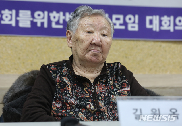 【서울=뉴시스】이윤청 기자 = 길원옥 할머니가 13일 오후 서울 서초구 민변 대회의실에서 열린 '3년 만에 개시된 일본군 위안부 피해자 일본정부 상대 손해배상청구 소송, 첫 변론기일을 맞는 피해자 및 시민사회 기자회견'에 참석해 있다. 2019.11.13. radiohead@newsis.com