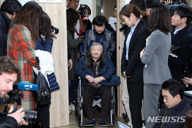 [서울=뉴시스] 길원옥 할머니가 13일 오후 서울 서초구 민변 대회의실에서 열린 '3년 만에 개시된 일본군 위안부 피해자 일본정부 상대 손해배상청구 소송, 첫 변론기일을 맞는 피해자 및 시민사회 기자회견'에 참석해 있다. 2019.11.13. (사진=뉴시스DB) photo@newsis.com