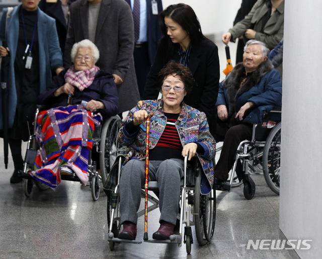 【서울=뉴시스】이윤청 기자 = 이용수(가운데부터 시계 반대 방향으로), 길원옥, 이옥선 할머니가 13일 오후 서울 서초구 서울중앙지방법원에서 일본을 상대로 낸 일본군 위안부 피해자 손해배상 청구 소송 첫 변론기일을 마친 후 법원을 나서고 있다. 2019.11.13.&nbsp; radiohead@newsis.com 