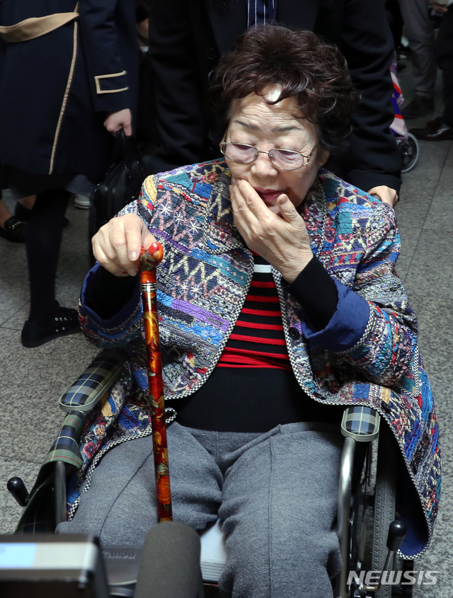 【서울=뉴시스】이윤청 기자 = 이용수 할머니가 13일 오후 서울 서초구 서울중앙지방법원에서 일본을 상대로 낸 일본군 위안부 피해자 손해배상 청구 소송 첫 변론기일을 마친 후 법원을 나서고 있다. 2019.11.13. radiohead@newsis.com