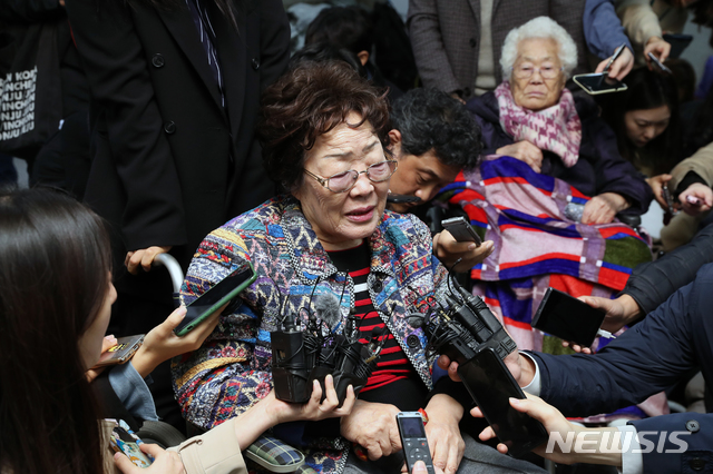 [서울=뉴시스]이윤청 기자 = 이용수 할머니가 지난해 11월 서울 서초구 서울중앙지방법원에서 일본을 상대로 낸 일본군 위안부 피해자 손해배상 청구 소송 첫 변론기일을 마친 후 취재진의 질문에 답하고 있다. 2019.11.13. radiohead@newsis.com