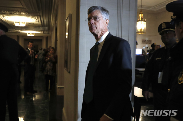 【워싱턴=AP/뉴시스】윌리엄 테일러 전 우크라이나 주재 미국 대사 대행이 13일(현지시간) 도널드 트럼프 미국 대통령에 대한 하원의 탄핵조사 공개 청문회에 출석하고 있다. 2019.11.13.