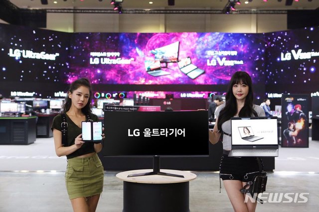 【서울=뉴시스】LG전자가 14일부터 17일까지 부산 벡스코에서 열리는 ‘지스타(G-STAR) 2019’에 참가한다. LG전자 부스에서 모델이 제품을 소개하고 있다.(사진출처: LG전자 제공) 2019.11.14.