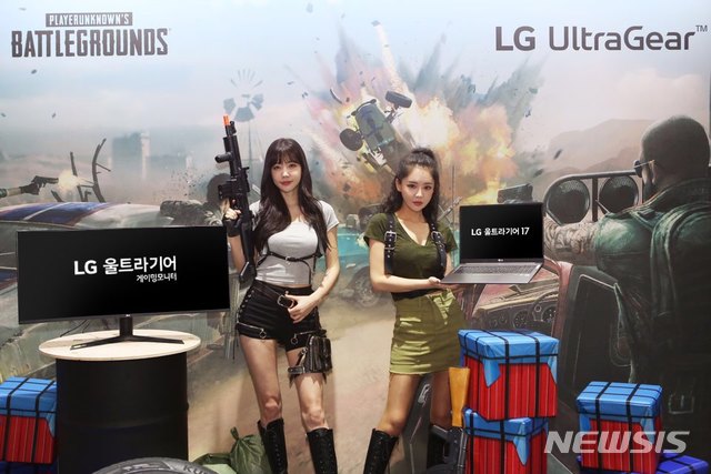 【서울=뉴시스】LG전자가 14일부터 17일까지 부산 벡스코에서 열리는 ‘지스타(G-STAR) 2019’에 참가한다. LG전자 부스에서 모델이 제품을 소개하고 있다.(사진출처: LG전자 제공) 2019.11.14.