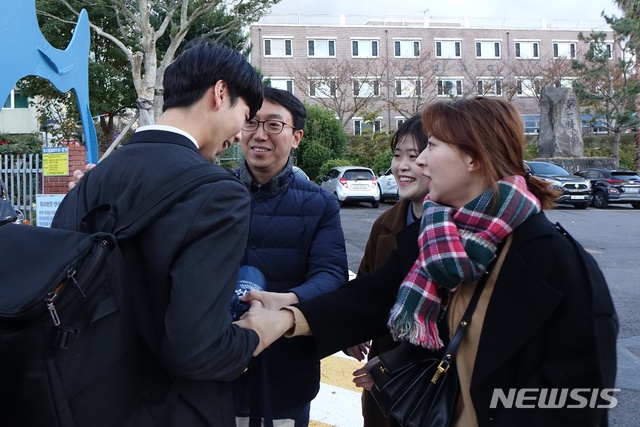 【제주=뉴시스】배상철 기자 = 2020학년도 대학수학능력시험일인 14일 오전 제주시 제주제일고등학교 정문 앞에서 교사들이 시험을 치르는 제자를 응원하고 있다. 2019.11.14. bsc@newsis.com