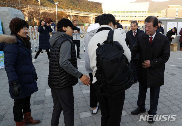 【산청=뉴시스】 2020대학수학능력시험일인 14일 이재근 경남 산청군수가 산청고등학교에서 수험생들을 격려하고 있다.